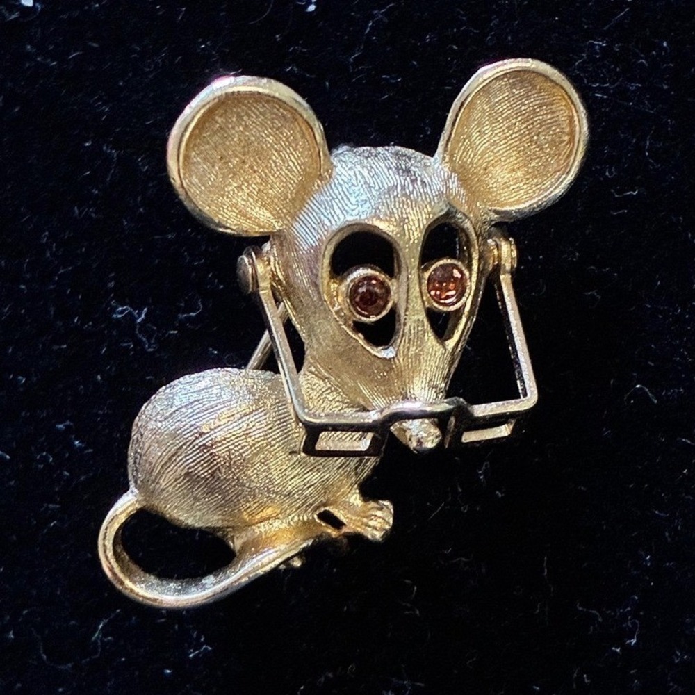 Avon Vintage "Spectacular Mouse" Brooch Gold Tone Moving Glasses Red Eyes Pin